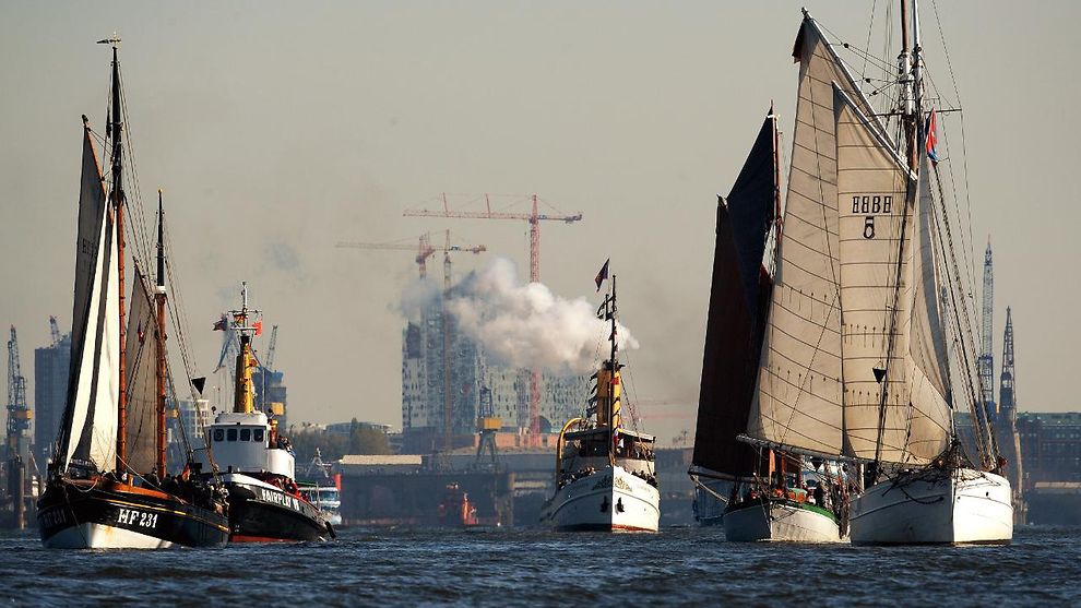 Historische Schiffe auf der Elbe