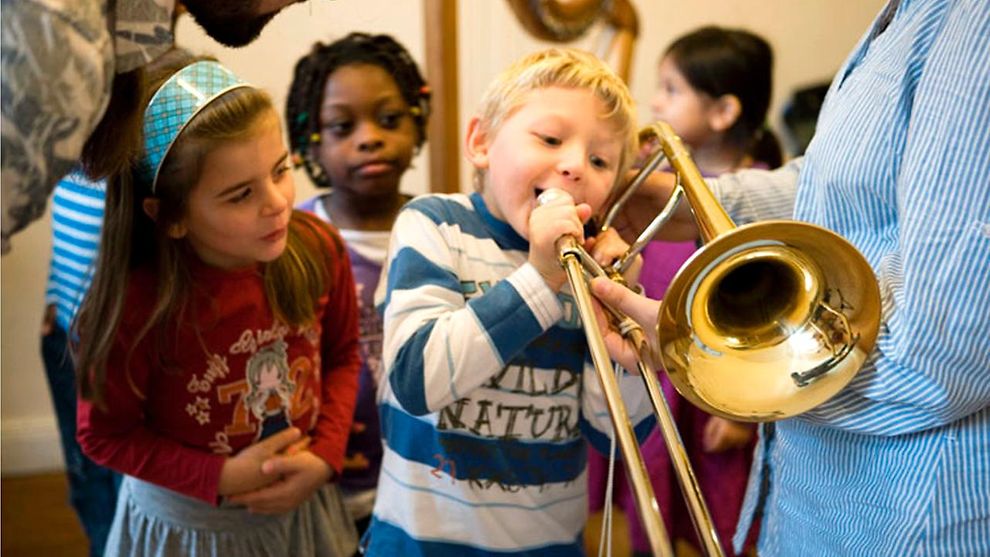 Kind spielt Trompete