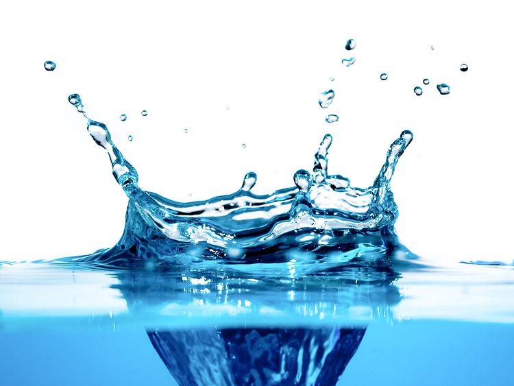  Wassersplash vor einem weißen Hintergrund (Symbolbild)