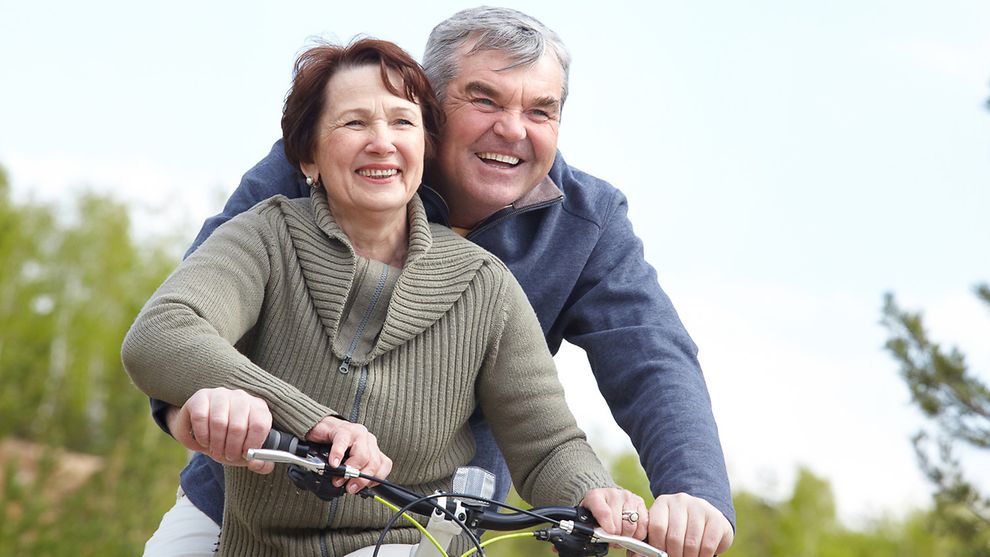Älteres Paar gemeinsam auf einem Fahrrad