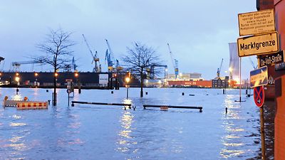  Hochwasser Fischmarkt Hamburg wegen des Sturms Felix