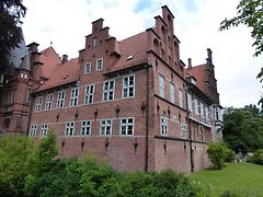  Das Bergedorfer Schloss ist aus rotem Backstein gebaut.