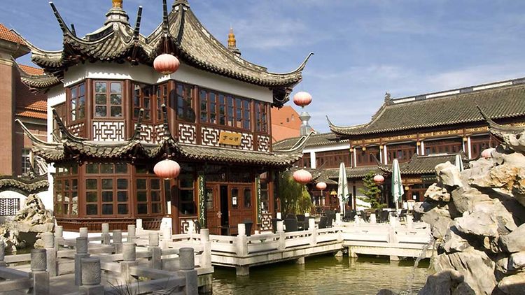  Chinesisches Teehaus und ein Teich.