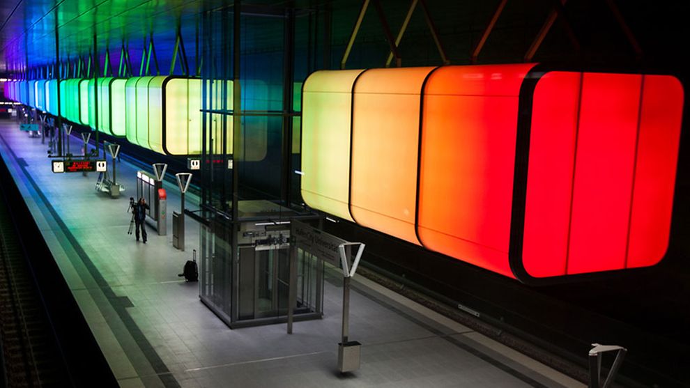  U-Bahn-Haltestelle in der große, bunt leuchtende Quader an der Decke hängen