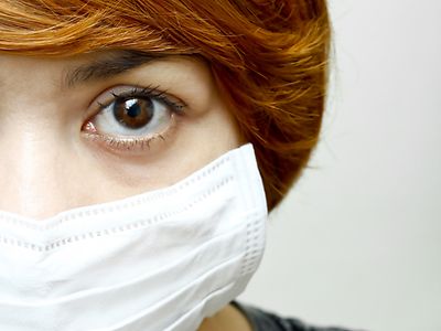  Frau mit Mundschutz als Infektionsschutz (Symbolbild)