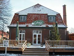  Das Haus auf dem Hofgut Wulkfelde ist aus Backstein und mit Schnee bedeckt.