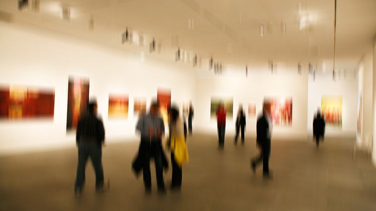  Besucher in einer Kunstausstellung