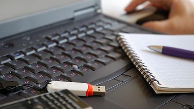  Notebook, USB-Stick, Telefon, Notizblock, Stift