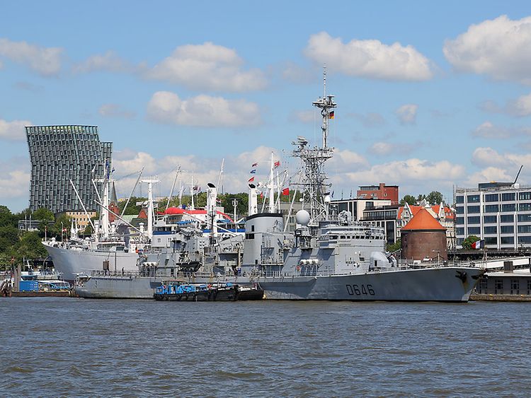  Die französische Fregatte Latouche-Tréville bei ihrem Besuch an der Überseebrücke im Juni 2015
