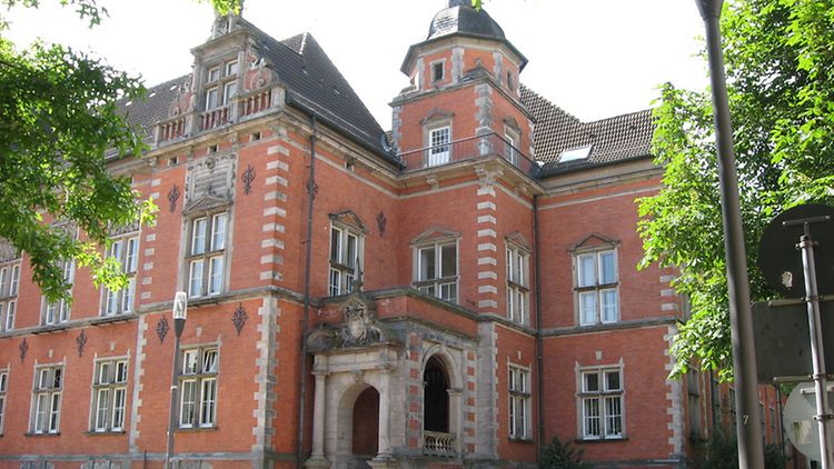 Das Rathaus Harburg ist ein Gebäude aus den 90er Jahren des vorletzten Jahrhunderts und beherbergt heute das Bezirksamt Harburg.