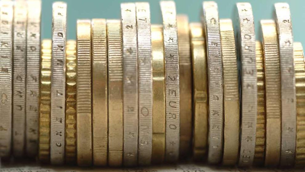  Geldmünzen dicht nebeneinander aufgestellt