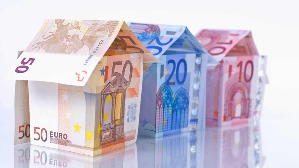 Geldscheine - 10 Euro, 20 Euro und 50 Euro - jeweils als Haus gefaltet