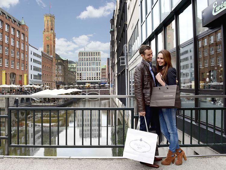  Ein Paar steht mit Einkaufstüten in der Hamburger Innenstadt