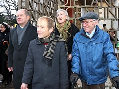 Eröffnung des Denkmals (von links): Bürgermeister Olaf Scholz, Künstler Volker Lang, Kultursenatorin Barbara Kisseler und Ludwig Baumann