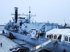  Die HMS Monmouth bei ihrem ersten Besuch in Hamburg im Winter 2015