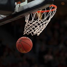  Ein Basketball fällt aus einem Basketballkorb.