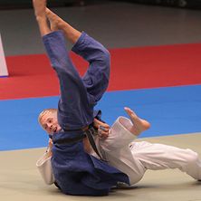  Zwei Judokämpfer am Boden in einer Wettkampfsituation 