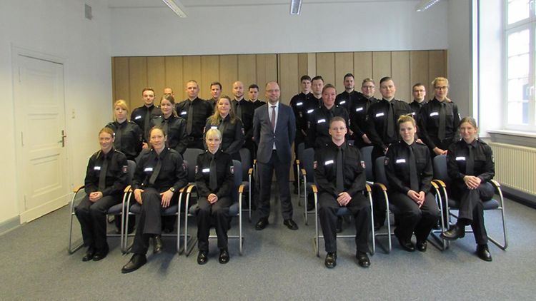  Gruppenbild mit Justizsenator Dr. Till Steffen und allen Nachwuchskräften in Uniform 