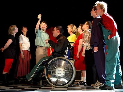  Schauspieler auf der Bühne mit einem Rollstuhlfahrer