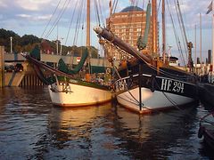  Zwei historische Schiffe im Museumshafen Övelgönne