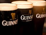  Aufnahme von drei Pints mit Guinness.