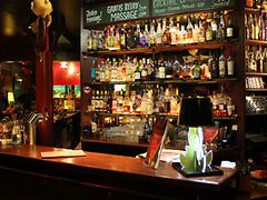  Die renommierte Bar Christiansen hat sich der klassischen Barkultur verschrieben und versüßt seinen Gästen den Feierabend mit einem breiten Angebot an alkoholischen Getränken.