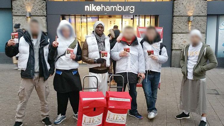"LIES"-Kampagne am Hamburger Hauptbahnhof. In der Bildmitte "Bilal"
