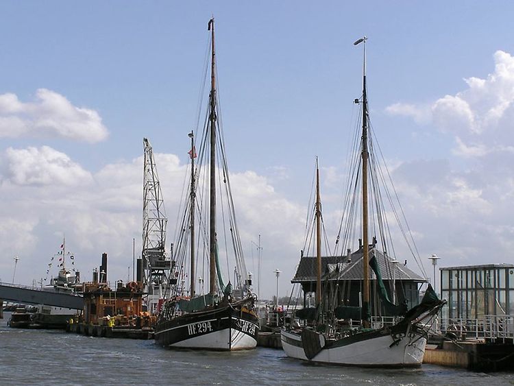  Historische Segelschiffe am Fähranleger im Museumshafen Övelgönne