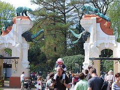  Der historische Eingang zum Tierpark Hagenbeck: Auf dem weißen Tor mit braunen Elementen sind verschiedene Tierskulpturen angebracht.