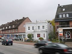  Historisches Gebäude umgeben von modernern Wohnhäusern an der Bramfelder Chaussee