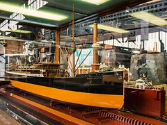  Modellschiffe in einem Schaukasten im Hafenmuseum Hamburg