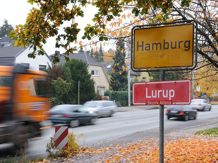  Gelbes Grenzschild der Hamburger Stadtgrenze mit rotem Staddteilschild für Lurup
