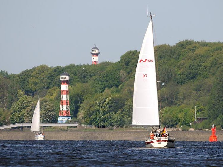  Wittenbergener Leuchtturm mit Segelbooten im Vordergrund
