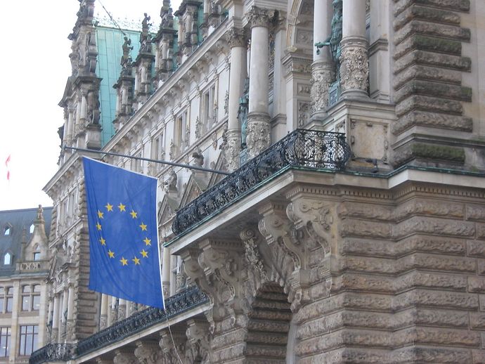 Hamburger Rathaus mit Europaflagge