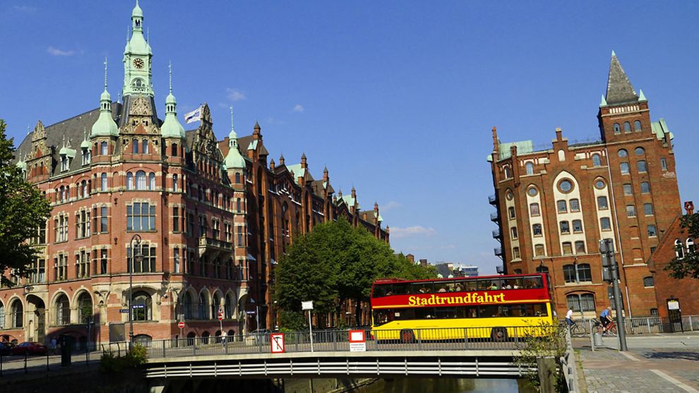  Stadtrundfahrt im Doppeldecker-Bus vor Speicherstadt-Gebäuden