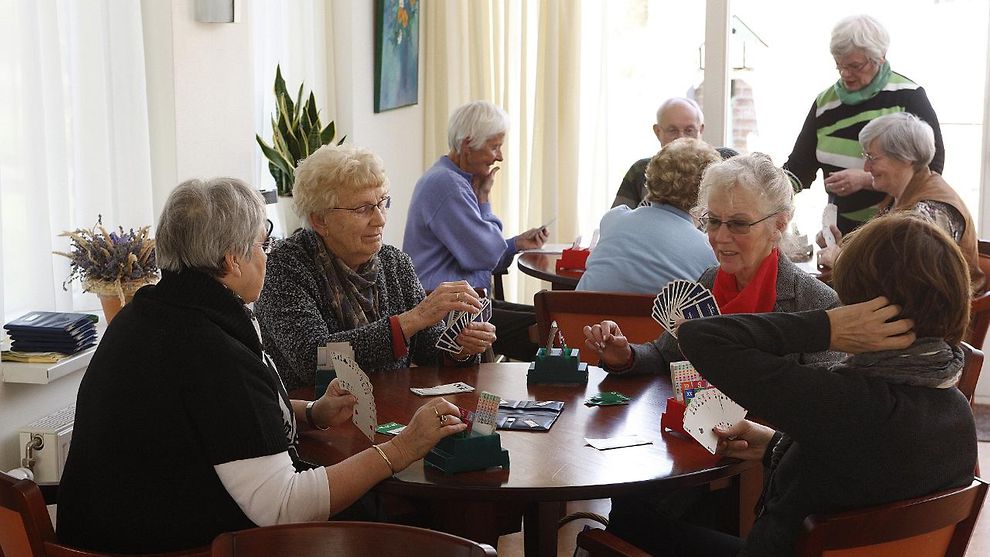 Seniorengruppe beim Kartenspielen