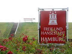  Rotes Schild mit Wappen der Freien und Hansestadt Hamburg auf Neuwerk