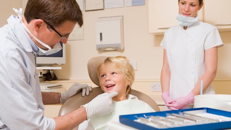  Zahnarztbesuch eines Kindes