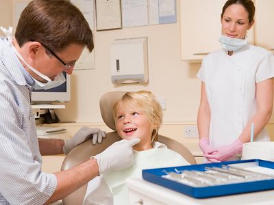  Zahnarztbesuch eines Kindes
