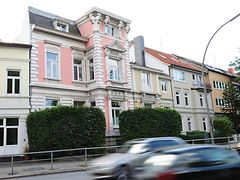  Gründerzeitgebäude mit rosa Fassade in Marienthal