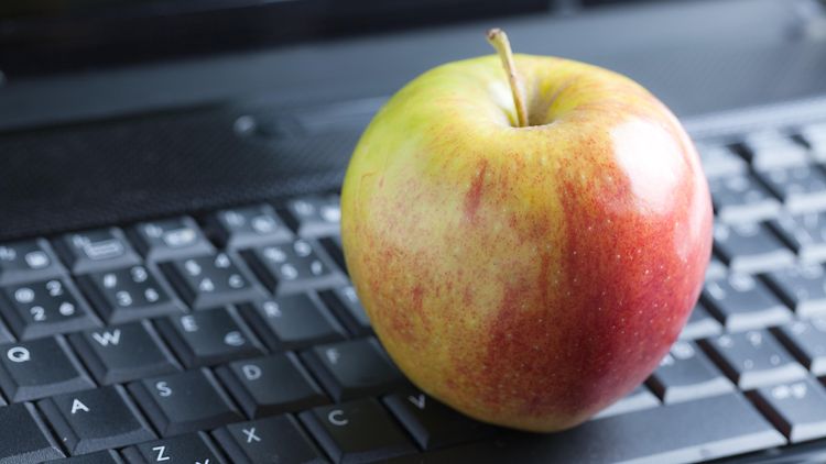  Apfel auf Laptop-Tastatur