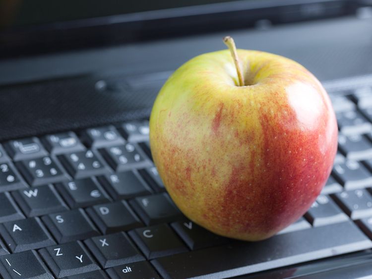  Apfel auf Laptop-Tastatur