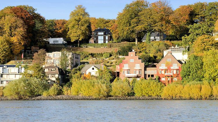  Wohnhäuser mit Klinkerfassade am Ufer der Elbe in Nenstedten