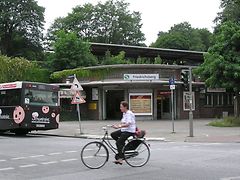  Ein Fahrradfahrer fährt am S-Bahnhof Friedrichsberg vorbei