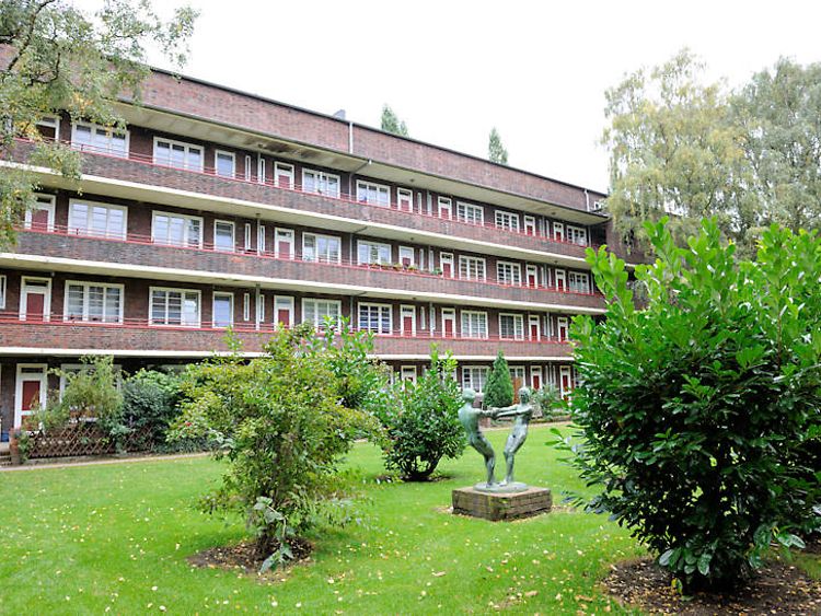  Grünfläche mit Bronzeskulpturen im Innenhof der Laubenganghäuser in Dulsberg
