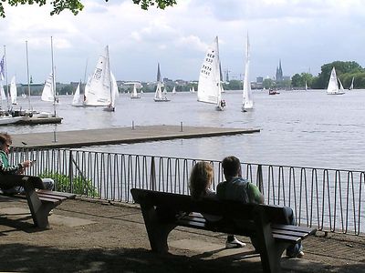  Segelboote auf der Außenalster vor Uhlenhorst