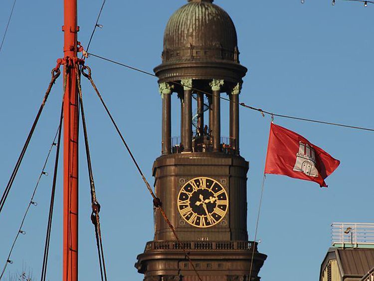  Hamburg Fahne vor dem Kirchturm des Michels