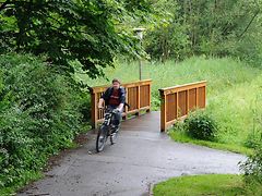  Ein Radfahrer fährt über eine Brücke über die Engelbek