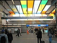  Ohlsdorfer Bahnhof mit farbigem Glasdach