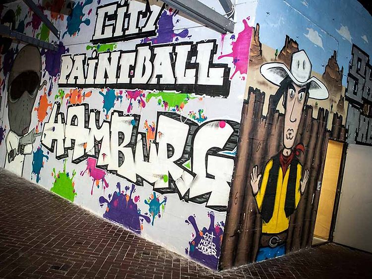  Bunte Graffiti Wand mit der Aufschrift City Paintball Hamburg